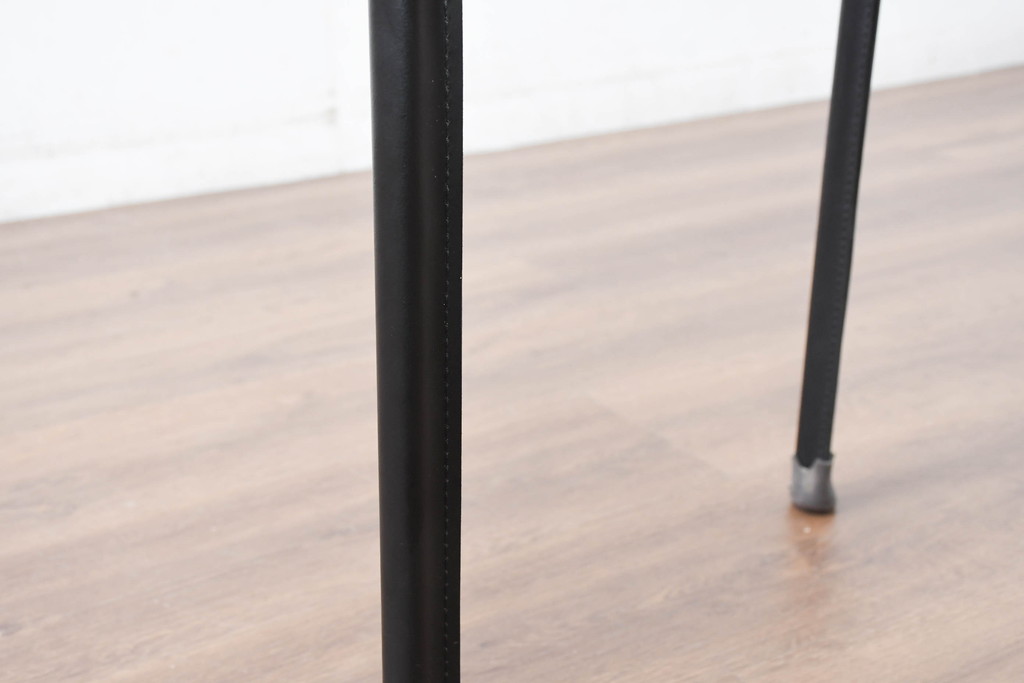 中古　美品　イタリア　calligaris(カリガリス)　本革　洗練されたデザインで高級感と快適さを兼ね備えた上質なダイニングチェア4脚セット(レザー、イス、椅子、ばら売可能)(R-083250)