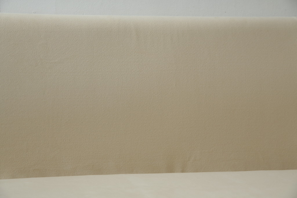 中古　美品　カリモク(karimoku)　スタンダードモダンシリーズ　ウォールナット　スウェード調のクッションカバーが取り出し可能タイプの3人掛けベンチソファ(ソファ、3P、三人掛け)(定価約23万円)(R-081166)