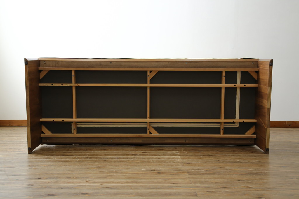 中古　美品　カリモク(karimoku)　スタンダードモダンシリーズ　ウォールナット　スウェード調のクッションカバーが取り出し可能タイプの3人掛けベンチソファ(ソファ、3P、三人掛け)(定価約23万円)(R-081166)