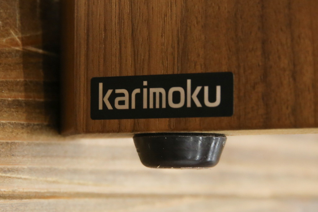 中古　美品　カリモク(karimoku)　スタンダードモダンシリーズ　ウォールナット　スウェード調のクッションカバーが取り出し可能タイプの3人掛けベンチソファ(ソファ、3P、三人掛け)(定価約23万円)(R-081166)