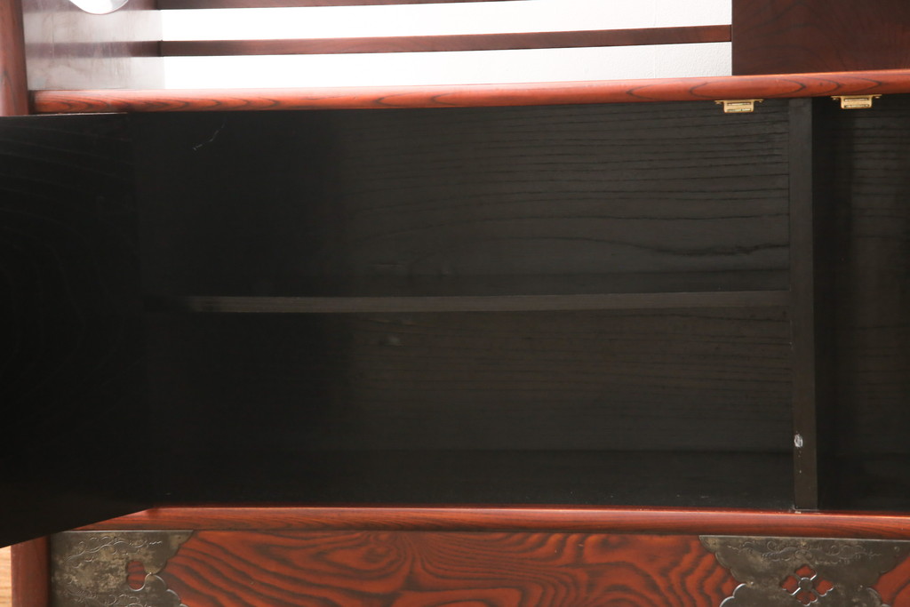 希少!　和製ビンテージ　手打ち金具　欅(ケヤキ)材　漆塗り　上質な和の空間に取り入れたい、和モダンなサイドボード(茶箪笥、茶棚、飾り棚、戸棚、ヴィンテージ)(R-058477)