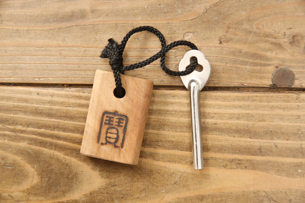 和製ビンテージ　希少な絶版品!　民芸城山　日本の伝統美を感じられる、金具が立派なサイドボード(茶棚、茶箪笥、収納棚、飾り棚、ヴィンテージ)(R-058438)