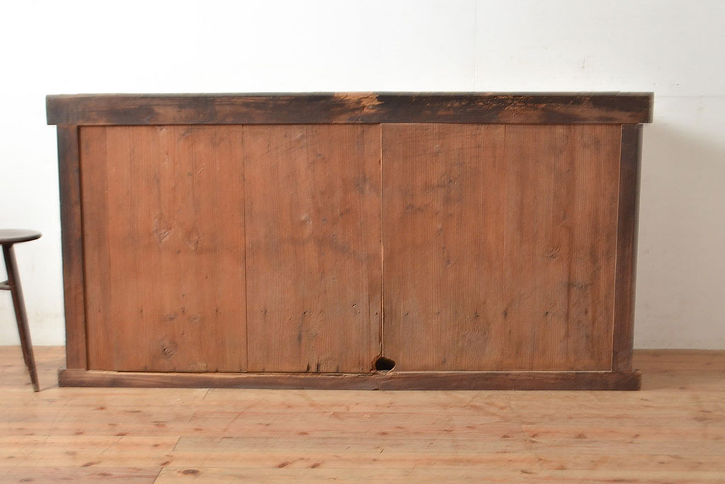アンティーク家具　堅牢な鎧戸が和の空間を高める水屋箪笥サイドボード(収納棚、戸棚、キャビネット)(R-039758)