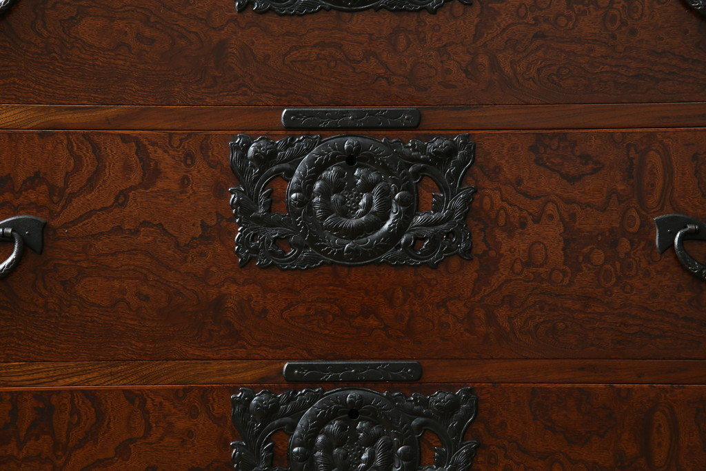 中古　岩谷堂箪笥　力強い杢目と黒々とした金具が魅力的な収納箪笥(和たんす、整理箪笥、チェスト、引き出し)(R-053763)