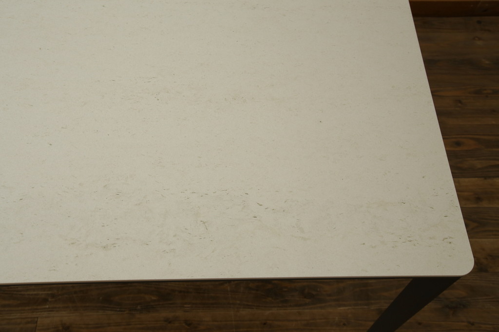 中古　展示品　新品同様品　arflex(アルフレックス)　Patrick Norguet(パトリック・ノルゲ)デザイン　IENA(イエナ)　DEKTON(デクトン)　無駄のない洗練されたデザインが素敵なダイニングテーブル(食卓、6人掛け、作業台、ミーティングテーブル、会議テーブル、打ち合わせテーブル)(定価約123万円)(R-079576)