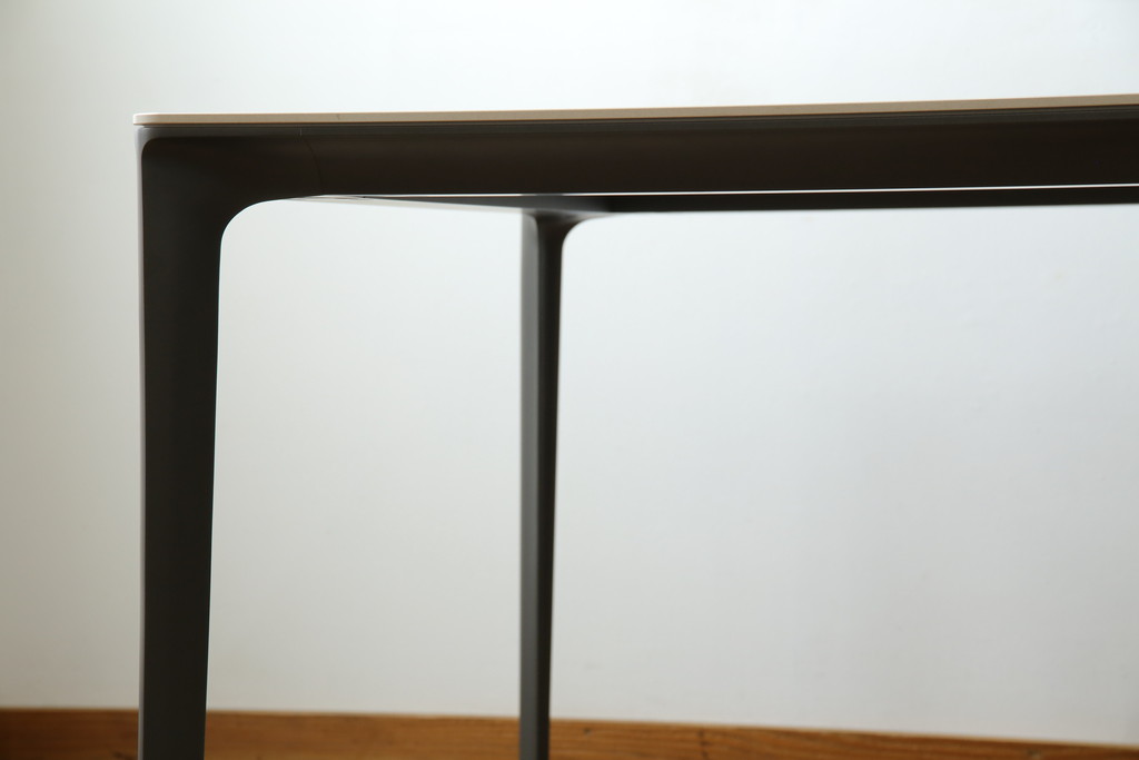 中古　展示品　新品同様品　arflex(アルフレックス)　Patrick Norguet(パトリック・ノルゲ)デザイン　IENA(イエナ)　DEKTON(デクトン)　無駄のない洗練されたデザインが素敵なダイニングテーブル(食卓、6人掛け、作業台、ミーティングテーブル、会議テーブル、打ち合わせテーブル)(定価約123万円)(R-079576)