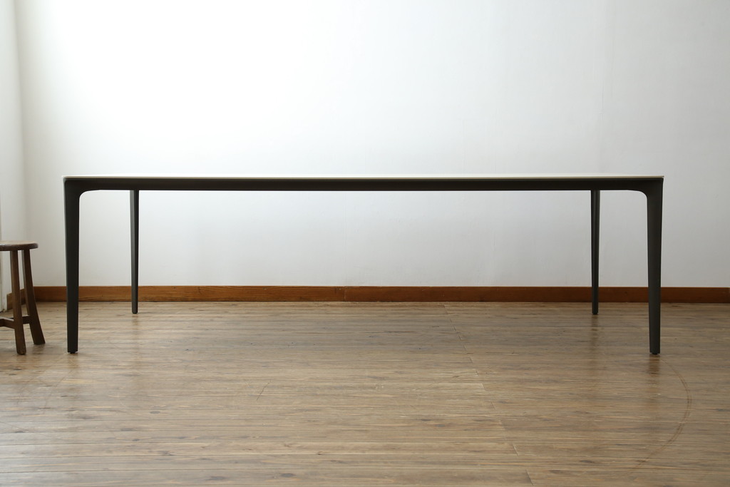 中古　展示品　新品同様品　arflex(アルフレックス)　Patrick Norguet(パトリック・ノルゲ)デザイン　IENA(イエナ)　DEKTON(デクトン)　無駄のない洗練されたデザインが素敵なダイニングテーブル(食卓、6人掛け、作業台、ミーティングテーブル、会議テーブル、打ち合わせテーブル)(定価約123万円)(R-079576)