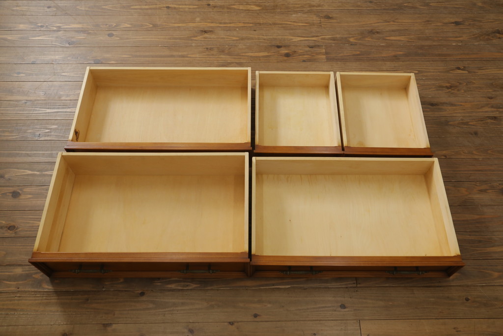 中古　美品　横浜クラシック家具　ダニエル(Daniel)　気品溢れる佇まいが美しいキャビネット(食器棚、収納棚、飾り棚、戸棚、カップボード)(R-075831)