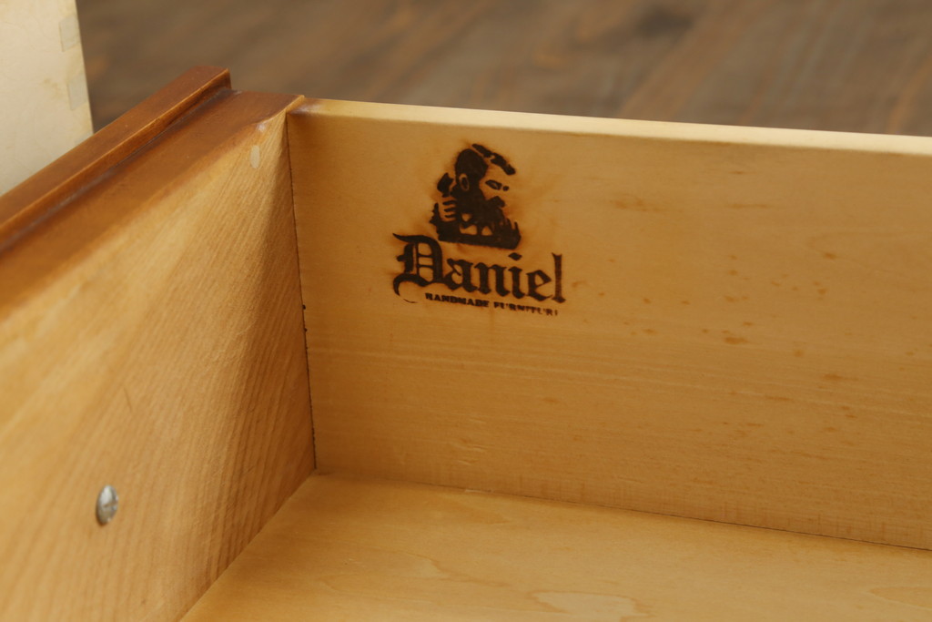 中古　美品　横浜クラシック家具　ダニエル(Daniel)　気品溢れる佇まいが美しいキャビネット(食器棚、収納棚、飾り棚、戸棚、カップボード)(R-075831)