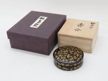 輪島塗　蔦屋漆器店　沈金　唐草　優雅な美しさをまとう香合(漆器、香道具、茶道具、小物入れ、共箱付き)(R-076865)
