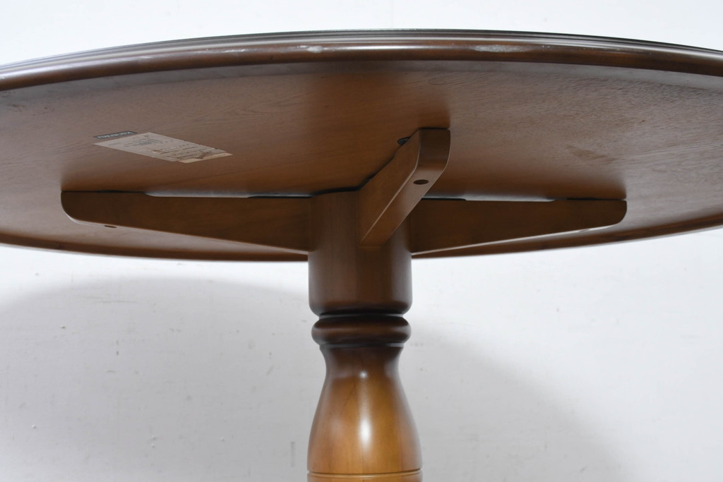 中古　カリモク家具(karimoku)　COLONIAL(コロニアル)シリーズ　カントリースタイルの柔らかな雰囲気の丸型ダイニングテーブル(ラウンドテーブル、丸テーブル、二人掛け、四人掛け、2人用、4人用、円卓)(R-083364)