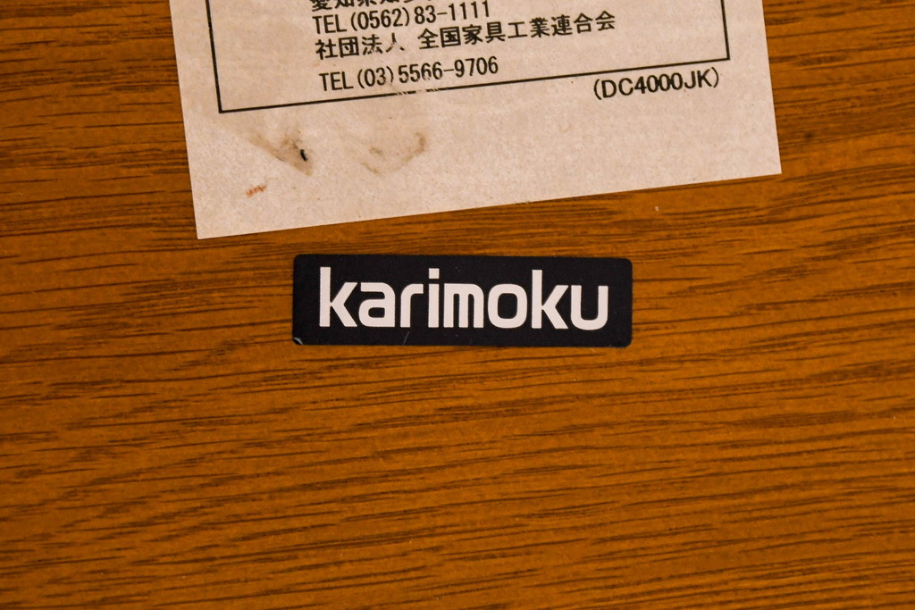 中古　カリモク家具(karimoku)　COLONIAL(コロニアル)シリーズ　カントリースタイルの柔らかな雰囲気の丸型ダイニングテーブル(ラウンドテーブル、丸テーブル、二人掛け、四人掛け、2人用、4人用、円卓)(R-083364)