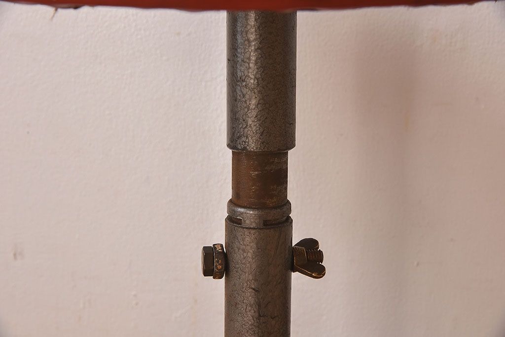 ヴィンテージ家具　イギリスビンテージ　当時物合皮のシャビーな回転椅子(スツール)(1)