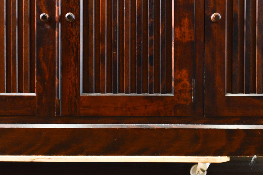 中古　九州民芸家具　洗練された佇まいと大容量の収納力を兼ね備えたシックな食器棚(カップボード、キャビネット、水屋箪笥、収納棚、戸棚、飾り棚)(R-062215)