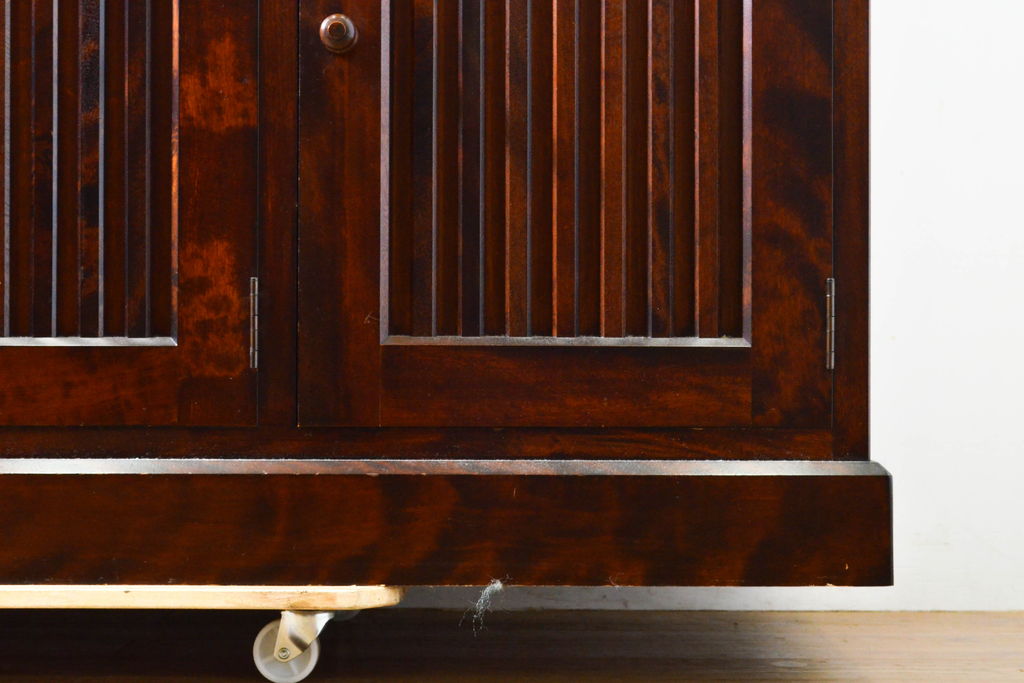 中古　九州民芸家具　洗練された佇まいと大容量の収納力を兼ね備えたシックな食器棚(カップボード、キャビネット、水屋箪笥、収納棚、戸棚、飾り棚)(R-062215)