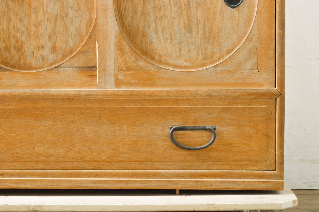 和製アンティーク　昭和初期　ガラスを入れて丸窓にリメイク!　レトロなデザインが可愛らしい収納戸棚(テレビボード、テレビ台、サイドボード、ローボード)(R-061825)