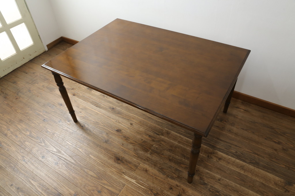 中古　美品　横浜ダニエル(daniel)　品のあるデザインが目を引くダイニングテーブル(食卓)(R-052380)