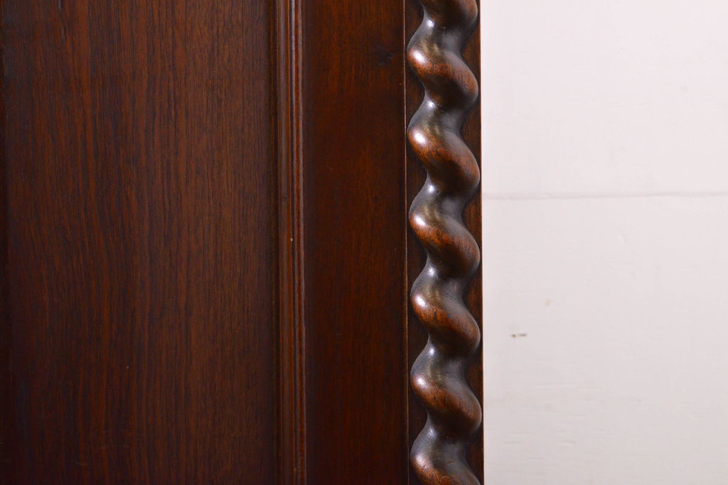 イギリスアンティーク　ウォールナット材　アールデコ　ボールフット　クラシカルな装飾が魅力のキャビネット(戸棚、収納棚)(R-061761)