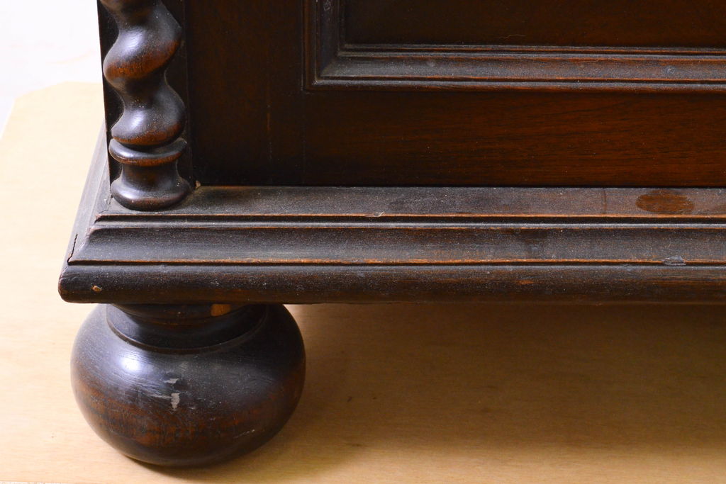 イギリスアンティーク　ウォールナット材　アールデコ　ボールフット　クラシカルな装飾が魅力のキャビネット(戸棚、収納棚)(R-061761)