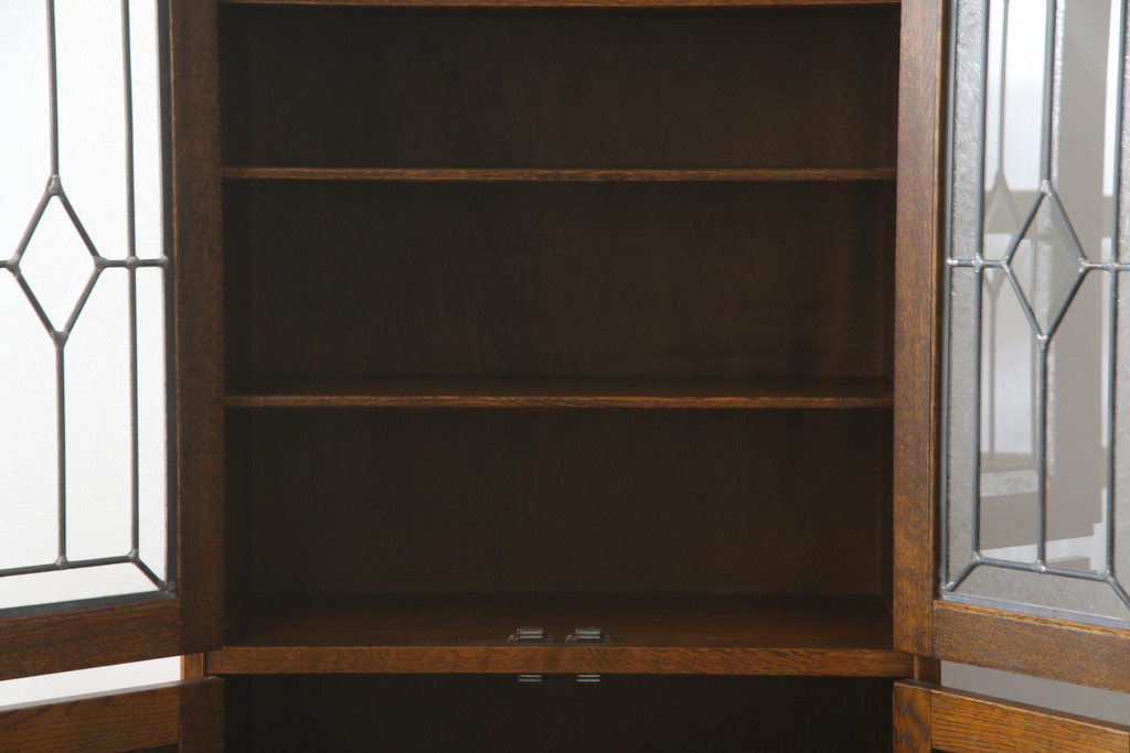 中古　三越家具(現カントリーハウス)　Brugge(ブルージュ)　ステンドグラスが上品な雰囲気を醸し出すキャビネット(収納棚、戸棚、飾り棚、食器棚、本箱、ブックケース)(R-075104)