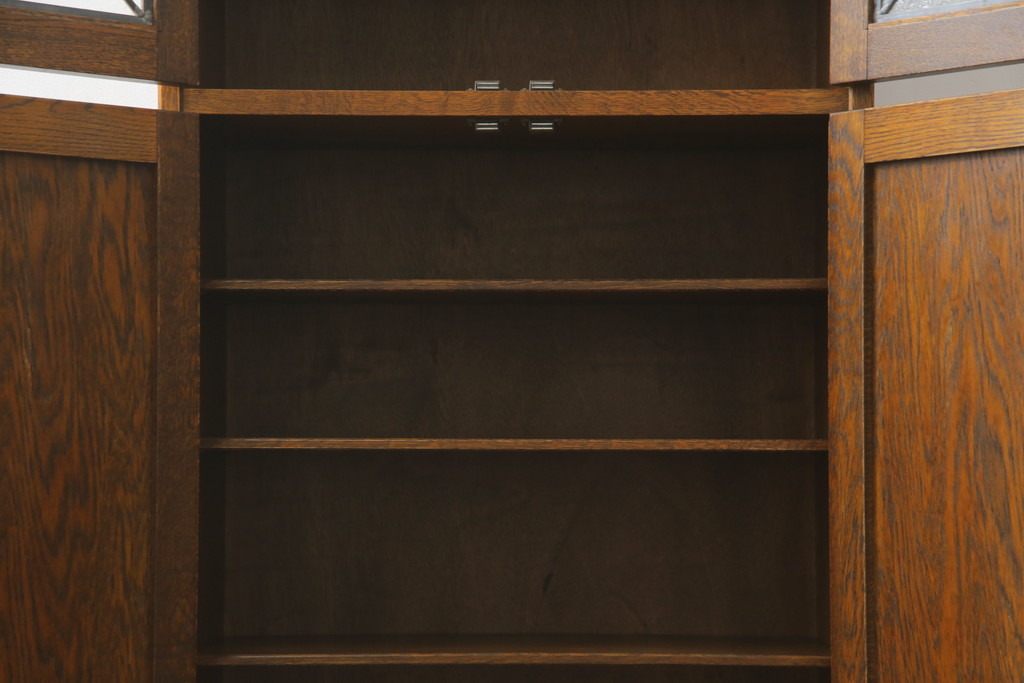 中古　三越家具(現カントリーハウス)　Brugge(ブルージュ)　ステンドグラスが上品な雰囲気を醸し出すキャビネット(収納棚、戸棚、飾り棚、食器棚、本箱、ブックケース)(R-075104)
