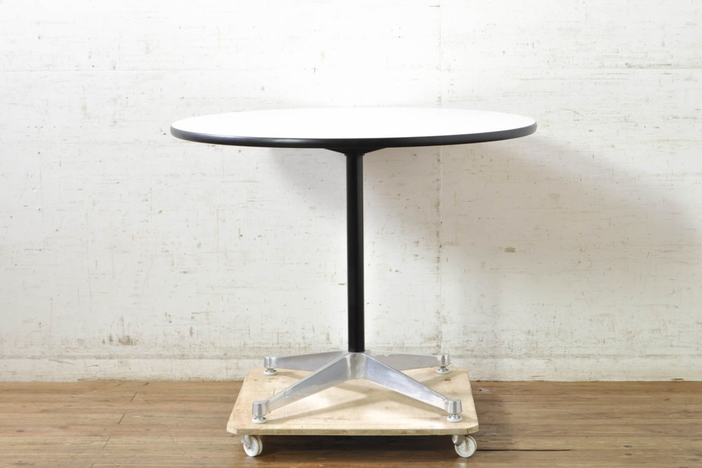 中古　Hermanmiller(ハーマンミラー社)　チャールズ&レイ・イームズ(Charles & Ray Eames)　イームズテーブルコントラクトベース　スタイリッシュなデザイン性と実用性を兼ね備えたラウンドテーブル(2人掛けダイニングテーブル、丸テーブル)(定価約10万円)(R-074371)