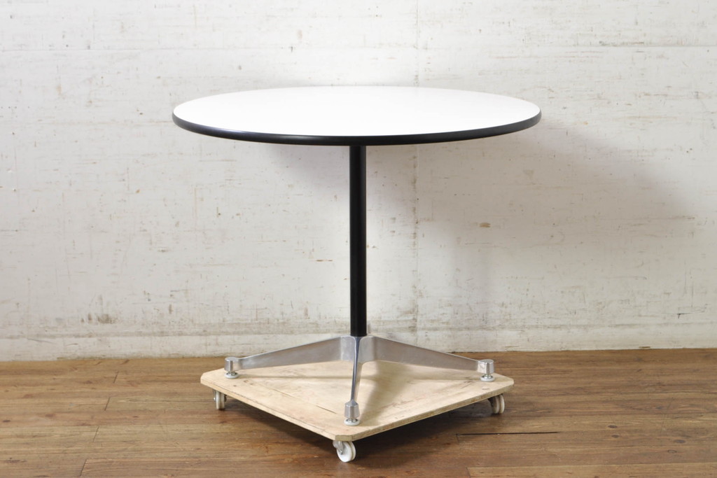 中古　Hermanmiller(ハーマンミラー社)　チャールズ&レイ・イームズ(Charles & Ray Eames)　イームズテーブルコントラクトベース　スタイリッシュなデザイン性と実用性を兼ね備えたラウンドテーブル(2人掛けダイニングテーブル、丸テーブル)(定価約10万円)(R-074371)