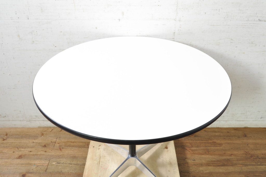 中古　Hermanmiller(ハーマンミラー社)　チャールズ&レイ・イームズ(Charles & Ray Eames)　イームズテーブルコントラクトベース　スタイリッシュなデザイン性と実用性を兼ね備えたラウンドテーブル(2人掛けダイニングテーブル、丸テーブル)(定価約10万円)(R-074371)
