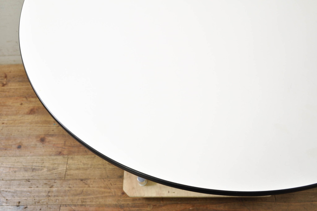 中古　Hermanmiller(ハーマンミラー社)　チャールズ&レイ・イームズ(Charles & Ray Eames)　イームズテーブルコントラクトベース　スタイリッシュなデザイン性と実用性を兼ね備えたラウンドテーブル(2人掛けダイニングテーブル、丸テーブル)(定価約10万円)(R-074371)