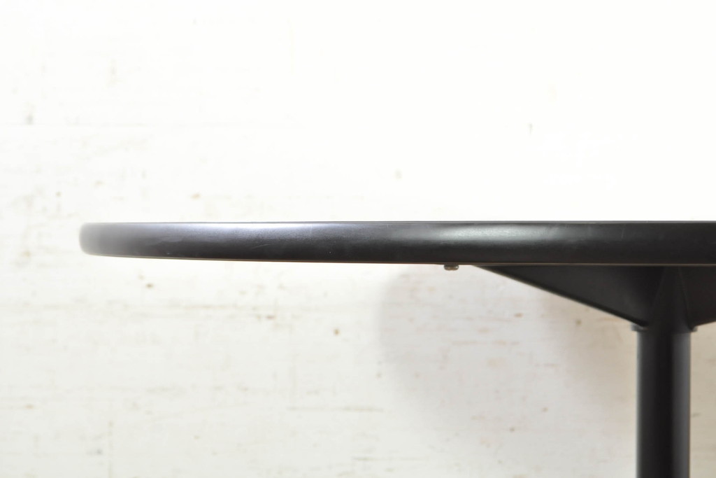 中古　Hermanmiller(ハーマンミラー社)　チャールズ&レイ・イームズ(Charles & Ray Eames)　イームズテーブルコントラクトベース　スタイリッシュなデザイン性と実用性を兼ね備えたラウンドテーブル(2人掛けダイニングテーブル、丸テーブル)(定価約10万円)(R-074371)