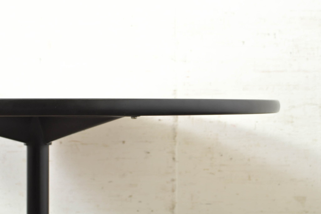 中古　Hermanmiller(ハーマンミラー社)　チャールズ&レイ・イームズ(Charles & Ray Eames)　イームズテーブルコントラクトベース　スタイリッシュなデザイン性と実用性を兼ね備えたラウンドテーブル(2人掛けダイニングテーブル、丸テーブル)(定価約10万円)(R-074371)