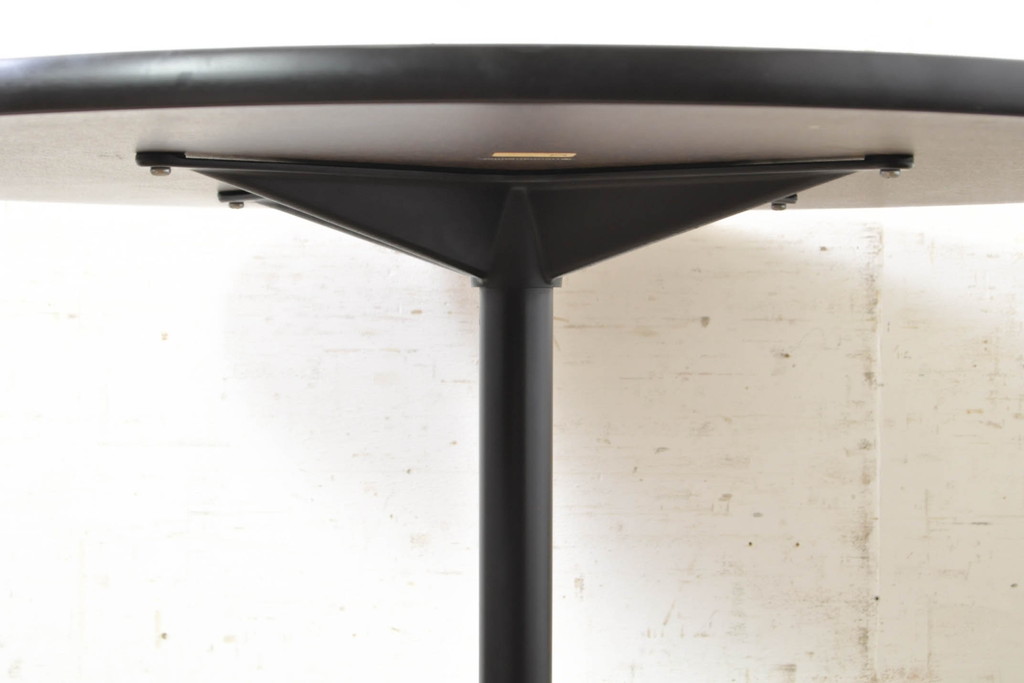 中古　Hermanmiller(ハーマンミラー社)　チャールズ&レイ・イームズ(Charles & Ray Eames)　イームズテーブルコントラクトベース　スタイリッシュなデザイン性と実用性を兼ね備えたラウンドテーブル(2人掛けダイニングテーブル、丸テーブル)(定価約10万円)(R-074371)
