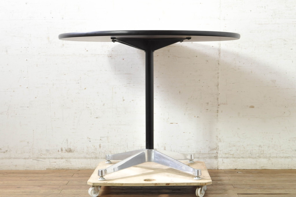 中古　Hermanmiller(ハーマンミラー社)　チャールズ&レイ・イームズ(Charles & Ray Eames)　イームズテーブルコントラクトベース　スタイリッシュなデザイン性と実用性を兼ね備えたラウンドテーブル(2人掛けダイニングテーブル、丸テーブル)(定価約10万円)(R-074371)