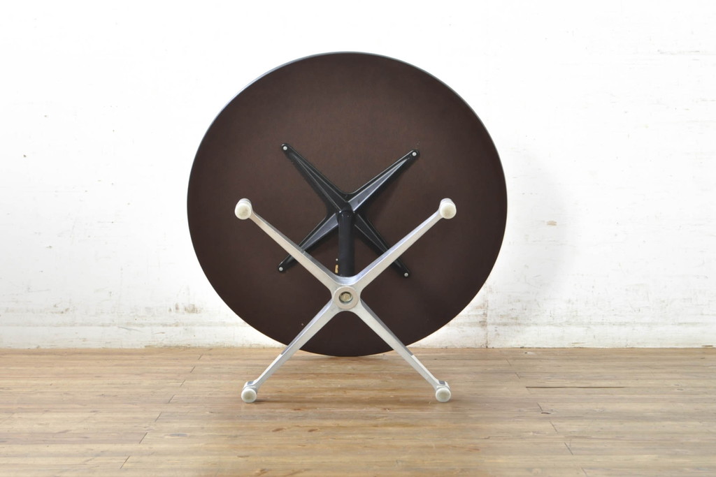 中古　Hermanmiller(ハーマンミラー社)　チャールズ&レイ・イームズ(Charles & Ray Eames)　イームズテーブルコントラクトベース　スタイリッシュなデザイン性と実用性を兼ね備えたラウンドテーブル(2人掛けダイニングテーブル、丸テーブル)(定価約10万円)(R-074371)