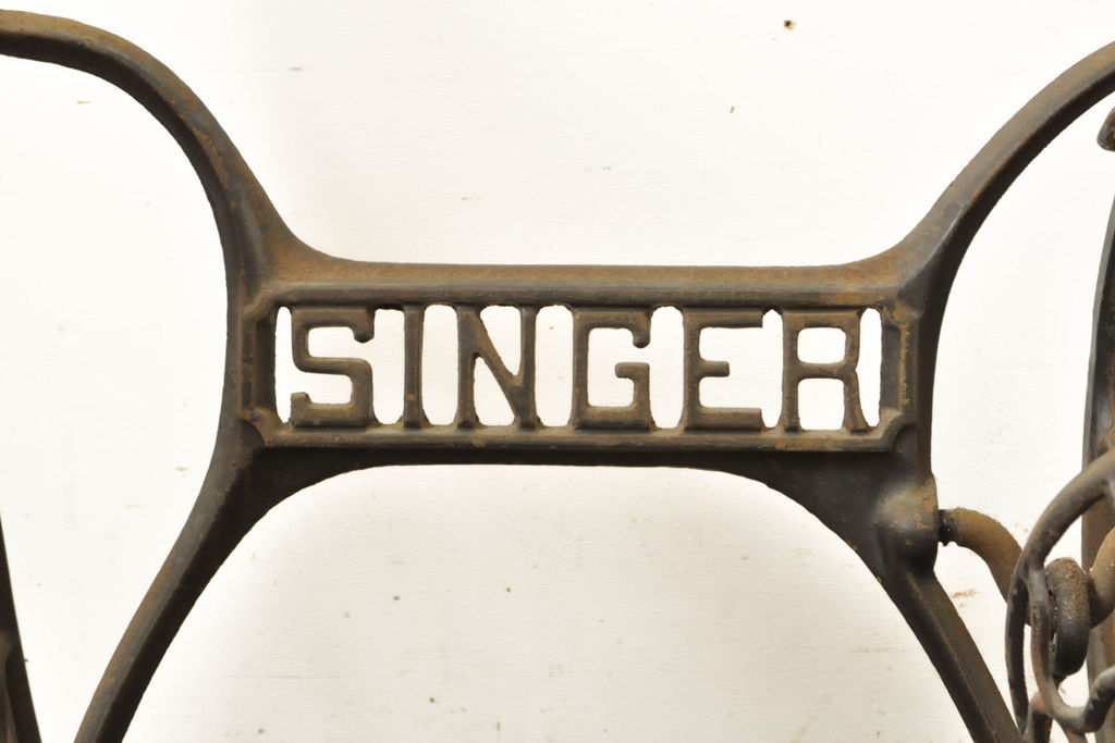 イギリスアンティーク　SINGER(シンガー)社　レトロな佇まいがお洒落なミシンの鉄脚(シンガーミシン、ミシンテーブル、ミシン台)(R-061864)