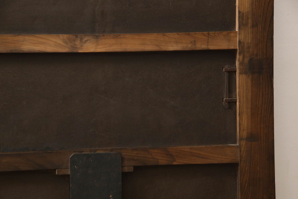 和製アンティーク　新潟県産　総ケヤキ材(欅)　一枚板　厚手　立派な佇まいが存在感抜群の蔵戸1枚(玄関戸、引き戸、建具)(R-062074)