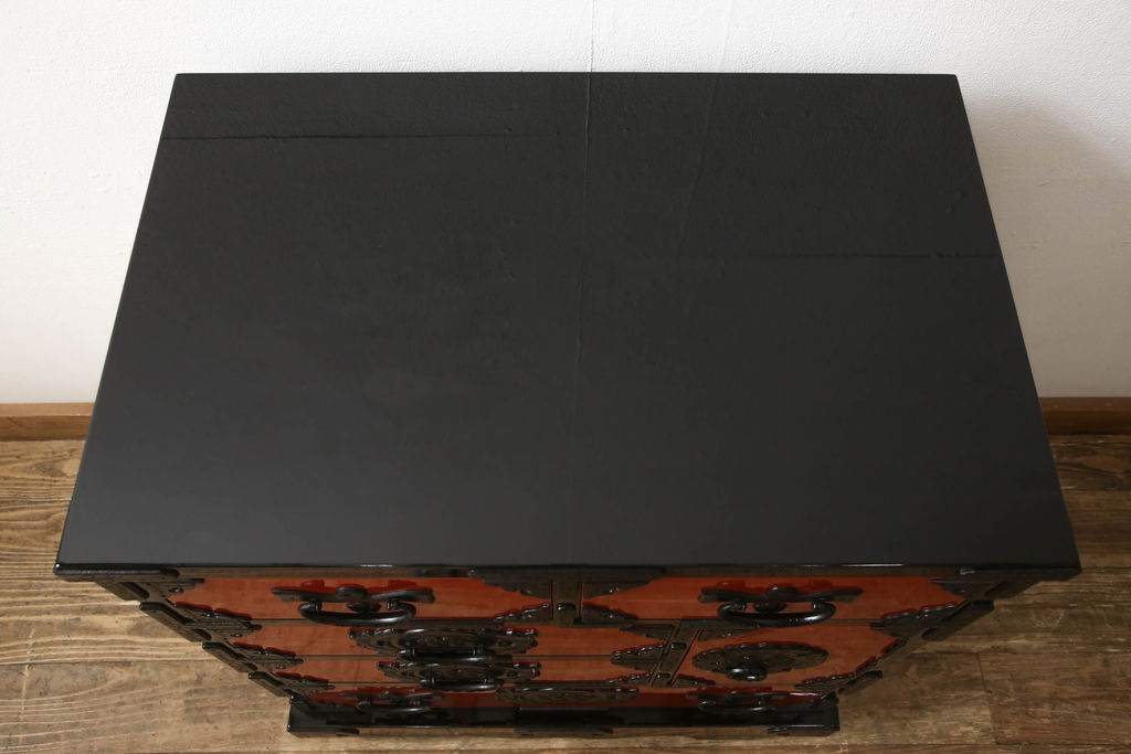中古　美品　岩谷堂箪笥　金具の黒と朱色のコントラストが鮮やかな朱塗り車箪笥(小箪笥、チェスト、引き出し)(R-057688)