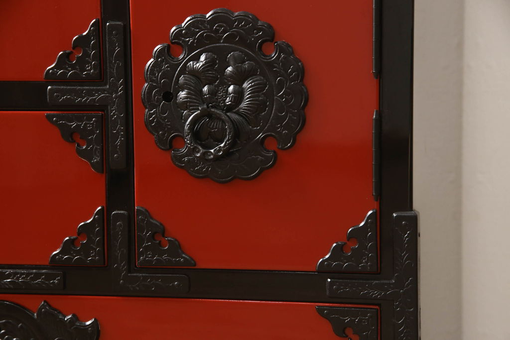 中古　美品　岩谷堂箪笥　金具の黒と朱色のコントラストが鮮やかな朱塗り車箪笥(小箪笥、チェスト、引き出し)(R-057688)