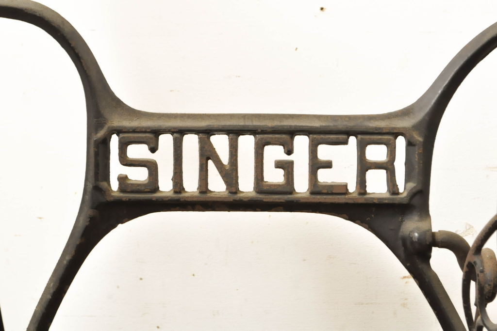 イギリスアンティーク　SINGER(シンガー)社　レトロな佇まいがお洒落なミシンの鉄脚(シンガーミシン、ミシンテーブル、ミシン台)(R-061866)