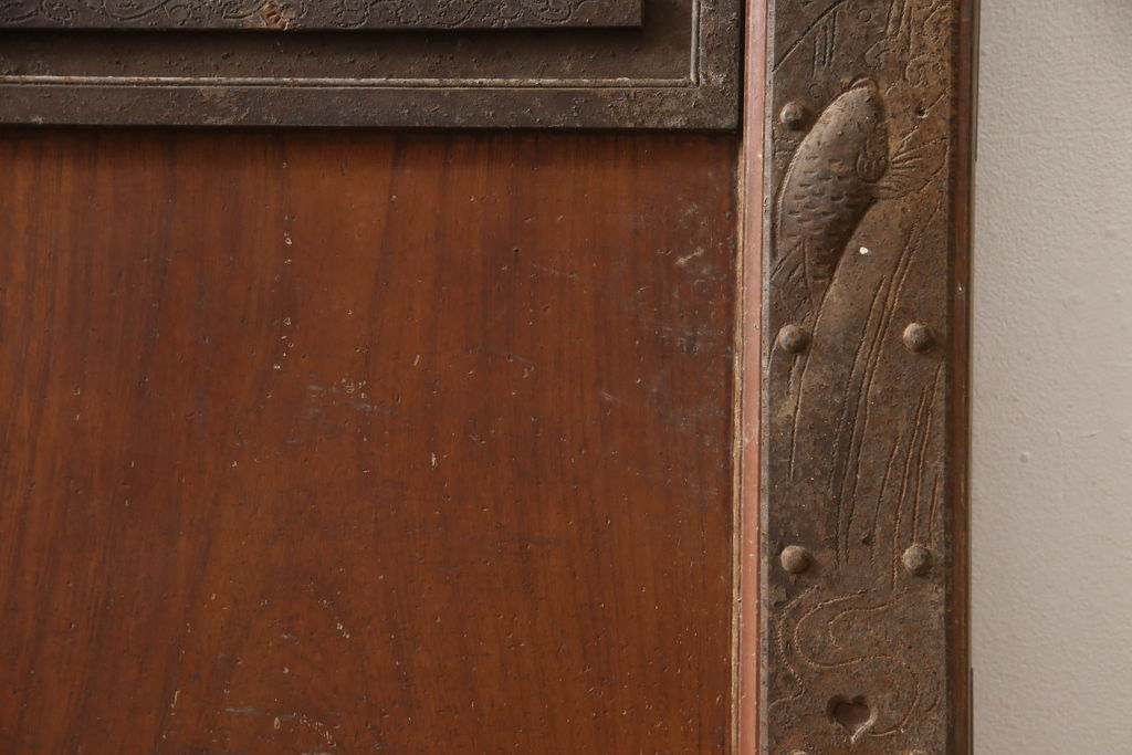 和製アンティーク　枠ヒノキ(檜)材・板ケヤキ(欅)材　大きな金具が存在感抜群の庄内蔵戸1枚(玄関戸、引き戸、建具、違い鷹の羽)(R-062148)