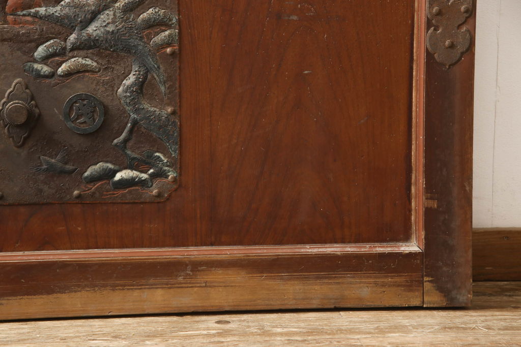 和製アンティーク　枠ヒノキ(檜)材・板ケヤキ(欅)材　大きな金具が存在感抜群の庄内蔵戸1枚(玄関戸、引き戸、建具、違い鷹の羽)(R-062148)