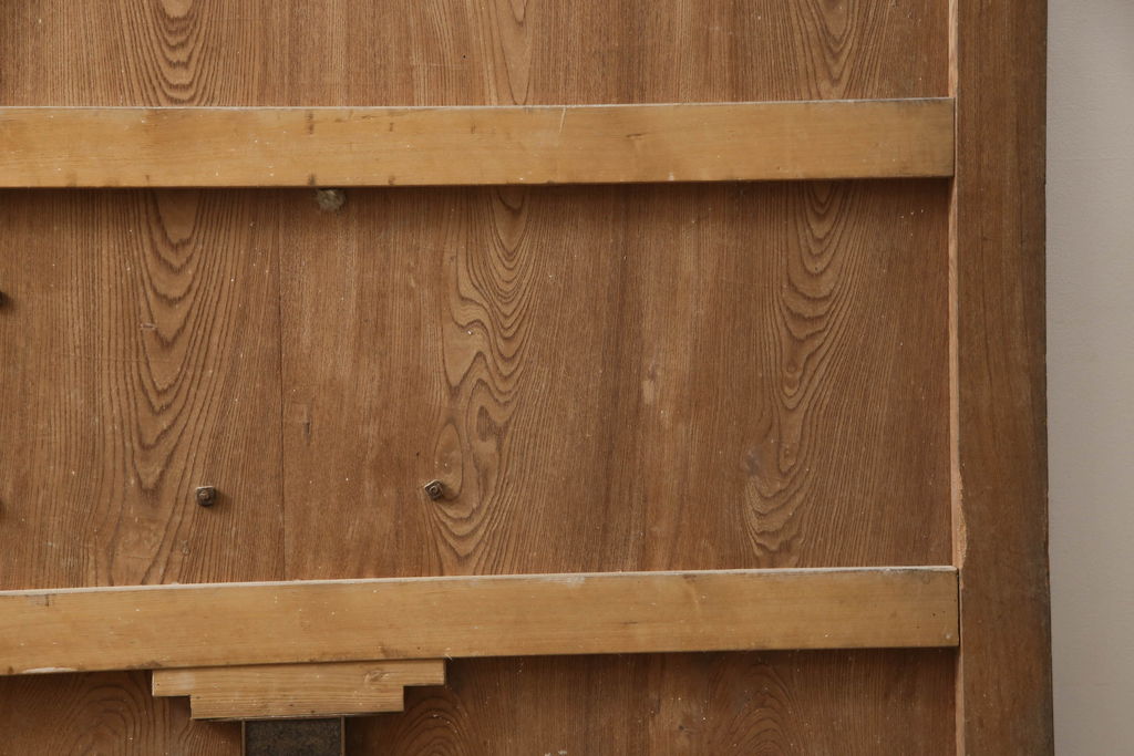 和製アンティーク　枠ヒノキ(檜)材・板ケヤキ(欅)材　鶴・亀　大きな金具が存在感抜群の庄内蔵戸1枚(玄関戸、引き戸、建具)(R-062149)
