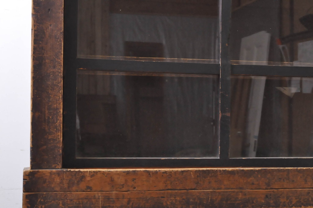 和製アンティーク　檜(ヒノキ)材　格子ガラスが昭和レトロな雰囲気を高める水屋箪笥サイドボード(時代箪笥、茶箪笥、茶棚、食器棚、収納棚、戸棚、サイドキャビネット)(R-068172)