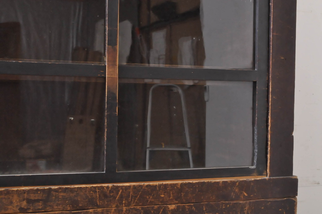 和製アンティーク　檜(ヒノキ)材　格子ガラスが昭和レトロな雰囲気を高める水屋箪笥サイドボード(時代箪笥、茶箪笥、茶棚、食器棚、収納棚、戸棚、サイドキャビネット)(R-068172)