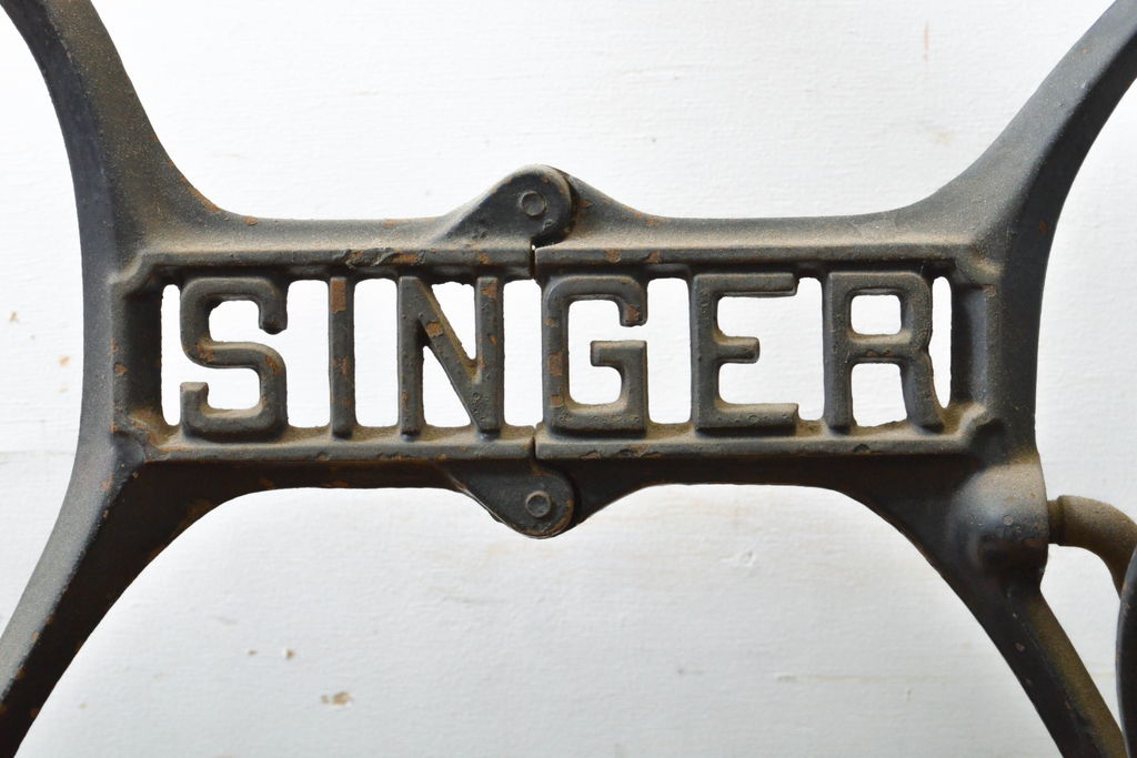 イギリスアンティーク　SINGER(シンガー)社　レトロな佇まいがお洒落なミシンの鉄脚(シンガーミシン、ミシンテーブル、ミシン台)(R-061910)