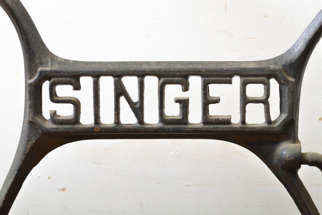 イギリスアンティーク　SINGER(シンガー)社　レトロな佇まいがお洒落なミシンの鉄脚(シンガーミシン、ミシンテーブル、ミシン台)(R-061913)
