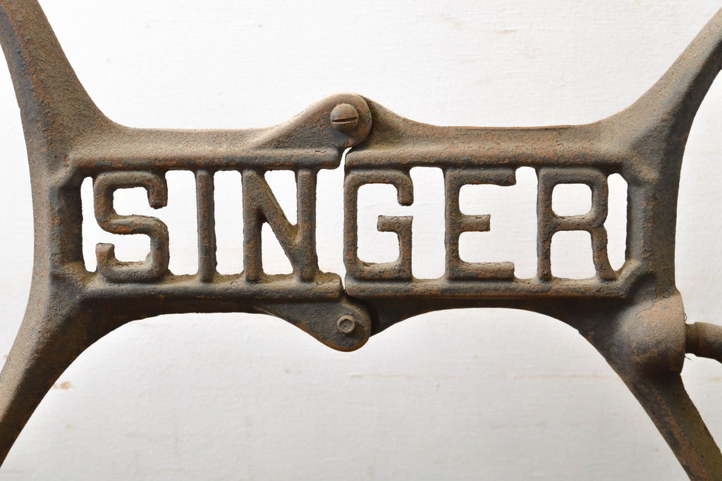イギリスアンティーク　SINGER(シンガー)社　レトロな佇まいがお洒落なミシンの鉄脚(シンガーミシン、ミシンテーブル、ミシン台)(R-061915)