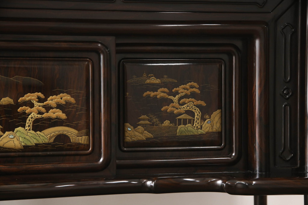 中古　美品　民芸家具　唐木・縞黒檀材　蒔絵と螺鈿の細工が高級感を放つ茶棚(違い棚、収納棚、飾り棚)(R-058764)