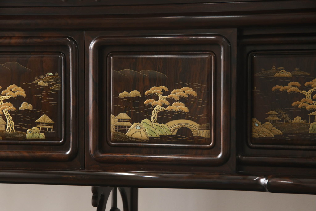 中古　美品　民芸家具　唐木・縞黒檀材　蒔絵と螺鈿の細工が高級感を放つ茶棚(違い棚、収納棚、飾り棚)(R-058764)