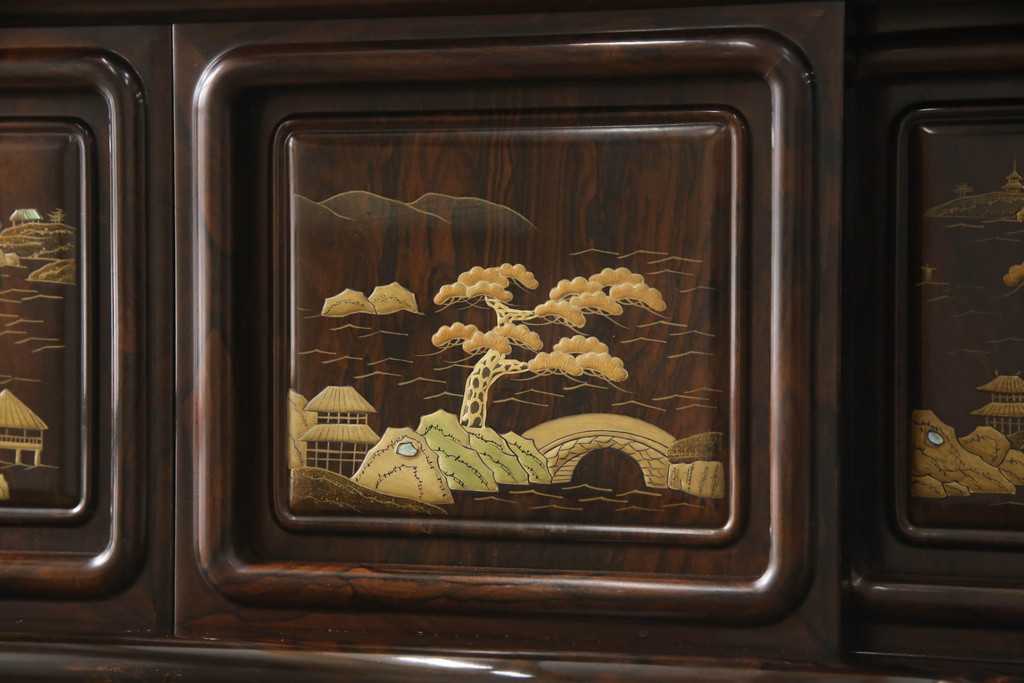 中古　美品　民芸家具　唐木・縞黒檀材　蒔絵と螺鈿の細工が高級感を放つ茶棚(違い棚、収納棚、飾り棚)(R-058764)
